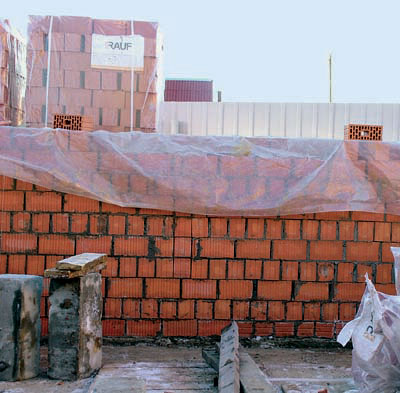 Консервация стен из газобетона. 23.jpg20. Консервация стен из газобетона фото. Консервация стен из газобетона-23.jpg20. картинка Консервация стен из газобетона. картинка 23.jpg20. При строительстве дома из газобетона, бруса, кирпича всегда остро стоит вопрос о том, что делать зимой, когда стройка из-за сильных морозов невозможна и на определённый период времени приостанавливается. В данной ситуации существует такое понятие, как консервация дома: комплекс мероприятий, направленных на защиту стройки от негативного воздействия внешних факторов и воров. К тому же, если верно произвести консервацию дома, то возобновление стройки весной будет менее проблематичным процессом, чем если вы просто бросите стройку зимовать.