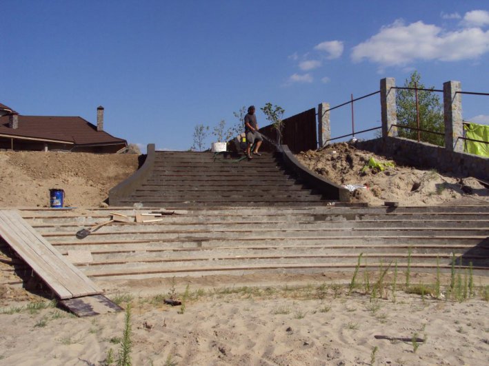 бетонная лестница ведущая на пляж